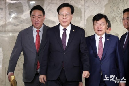 원내대책회의 참석하는 송언석