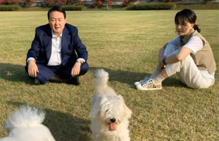 윤석열 전 대통령 부부가 옛 대통령실 청사 앞 잔디밭에서 반려견과 시간을 보내는 모습. SNS 캡처
