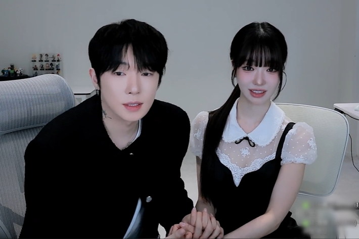 왼쪽부터 BJ 케이, 과즙세연. 케이 인터넷 방송 캡처