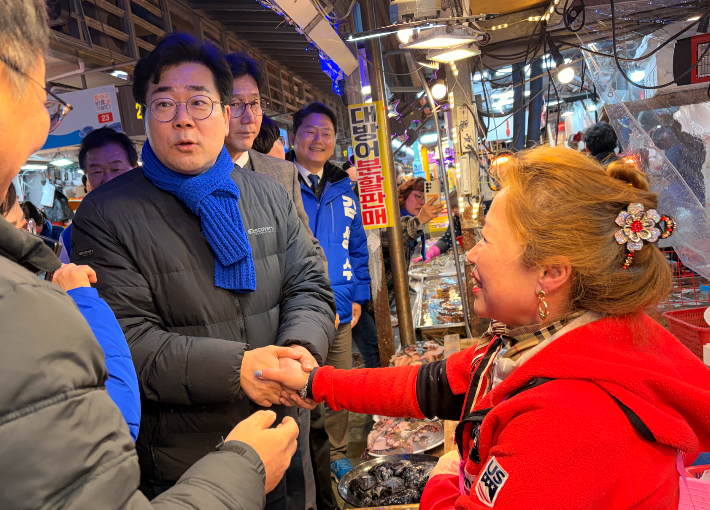 전통시장에서 상인들을 만나고 있는 박찬대 국회의원 모습. 박 의원 측 제공