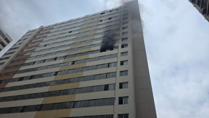 불이 난 김제시 신풍동의 아파트. 전북소방본부 제공