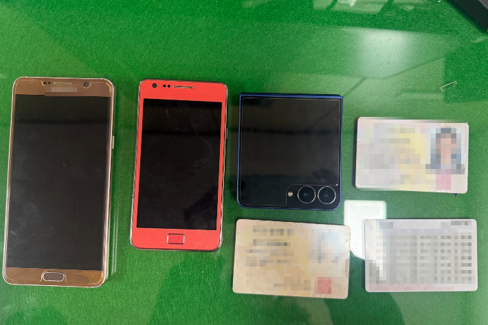 A씨가 타인 명의로 개통한 휴대전화와 훔친 신분증. 제주동부경찰서 제공 