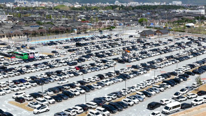  주일인 지난 12일 경주 황리단길 공영주차장이 관광객 차량으로 만차를 이루고 있다. 경주시 제공