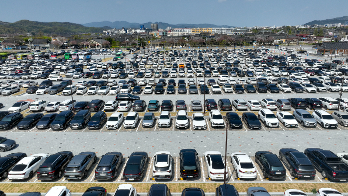 주일인 지난 12일 경주 황리단길 공영주차장이 관광객 차량으로 만차를 이루고 있다. 경주시 제공