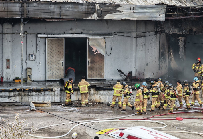 12일 오전 8시 20분쯤 전남 완도군 군외면 한 수산물 가공업체 냉동창고에서 난 불로 내부에 진입하던 소방관 2명이 숨진 사고 현장에서 진화와 수색 작업을 벌이고 있는 소방 당국의 모습. 연합뉴스