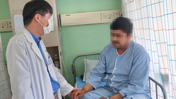 급성 간질성 신염으로 한 병원에 입원 중인 외국인 A씨. 전라남도의사회 제공