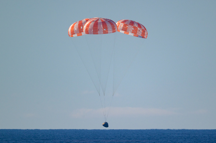 아르테미스 II 오리온 캡슐이 태평양 캘리포니아 해안에 착수하기 직전의 모습. NASA/빌 잉걸스