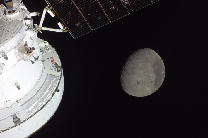 오리온 우주선이 달 뒷면을 플라이바이(Flyby) 하는 모습. NASA