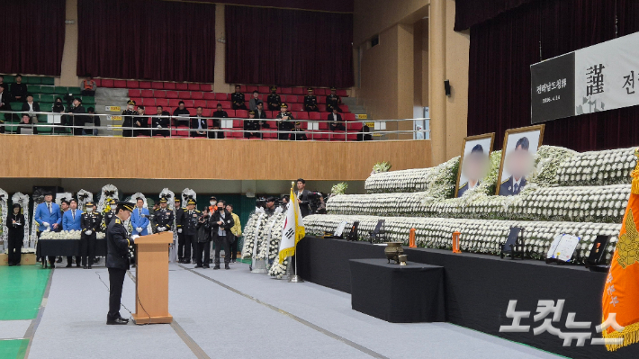 14일 오전 전남 완도군 농어민문화체육센터에서 거행된 순직 소방관 영결식에서 동료 소방관이 추도사를 낭독하고 있다. 한아름 기자