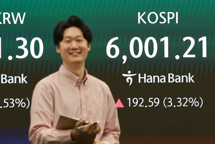 코스피 지수가 장중 6000 재돌파한 14일 서울 중구 하나은행 본점 딜링룸 현황판에 코스피, 코스닥 지수와 환율이 표시되고 있다. 연합뉴스