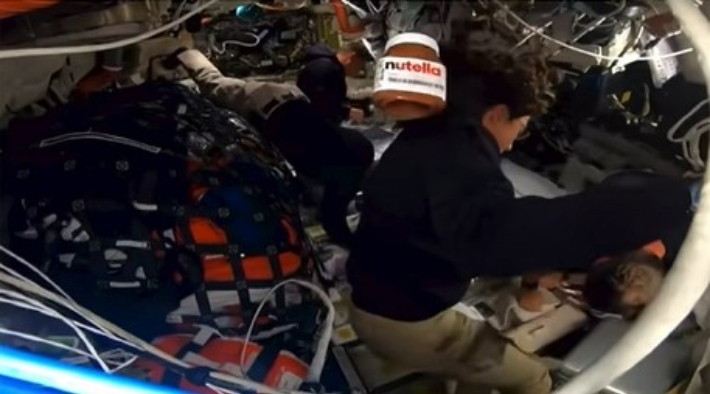 중계 영상에 갑자기 튀어나온 누텔라 초콜렛 병. NASA 중계 영상 캡처