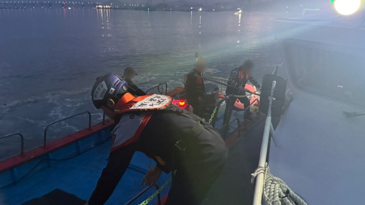 14일 오전 5시 20분쯤 전남 신안군 압해도 정주도 인근 해상에서 어선이 좌초돼 해경이 긴급 출동해 승선원 4명 모두를 구조했다. 목포 해경 제공