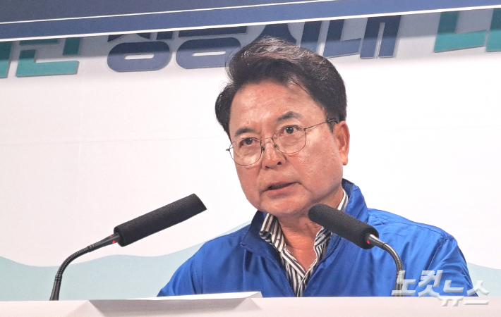 육 후보는 14일 춘천시청에서 기자회견을 열고  청년 유출 문제 해결과 첨단산업 기반 구축을 핵심으로 한 도시 발전 공약을 발표했다. 진유정 기자