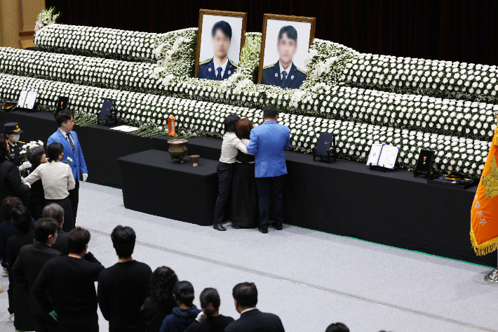 14일 오전 전남 완도군 농어민문화체육센터에서 열린 고 박승원 소방경·노태영 소방교의 영결식에서 한 유족이 헌화한 뒤 오열하고 있다. 연합뉴스