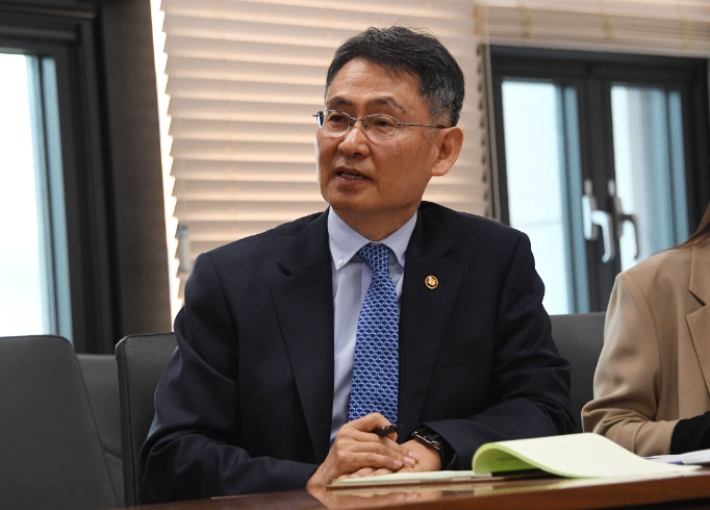 재정경제부 허장 2차관이 14일 서울 종로구 서울정부청사에서 주요국 중동 상황 대응 등 관련 재경관 회의를 주재, 모두발언을 하고 있다. 재정경제부 제공