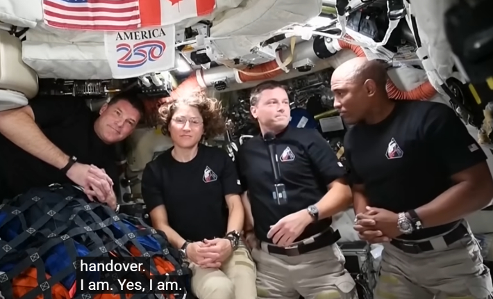 아르테미스 II 승무원들과 도널드 트럼프 미국 대통령이 통화하는 모습. 리드 와이즈먼 사령관이 연결상태 확인을 요청하자 트럼프 대통령이 "I am. Yes"라고 답했다. 중계 영상 캡처