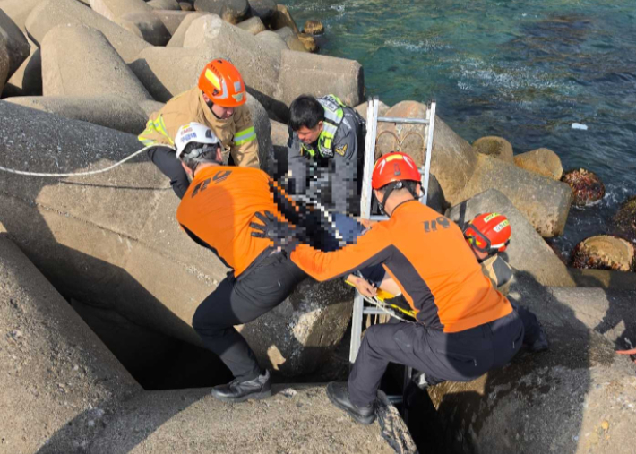 삼척 방파제 추락 사고 현장. 강원소방본부 제공