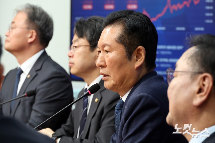 발언하는 정청래 대표