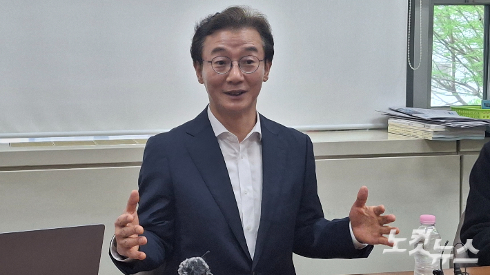 더불어민주당 전재수 의원이 14일 오전 부산시의회 기자실에서 지역 정치부 기자들을 직접 만나 이야기 하고 있다. 강민정 기자