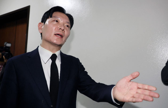 14일 국회 '윤석열 정권 정치검찰 조작기소 의혹 사건 진상규명' 국정조사특별위원회에서 박상용 검사가 증인선서를 거부하고 회의장을 나서는 모습. 연합뉴스