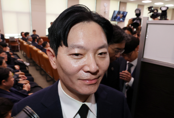 14일 국회 '윤석열 정권 정치검찰 조작기소 의혹 사건 진상규명' 국정조사특별위원회에서 박상용 검사가 증인선서를 거부하고 회의장을 나서는 모습. 연합뉴스