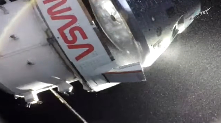 오리온 우주선의 캡슐이 유럽서비스 모듈에서 분리되는 모습. NASA 중계 영상 캡처