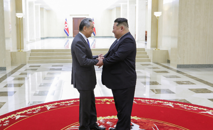 김정은 북한 국무위원장이 지난 10일 북한 외무성 초청으로 북한을 방문한 왕이 중국공산당 중앙정치국 위원 겸 외교부장을 접견하는 모습. 연합뉴스