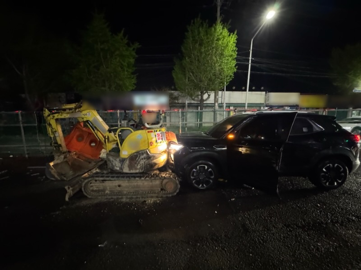 13일 부산 사상구에서 음주운전 차량이 굴삭기를 들이받은 모습. 부산경찰청 제공