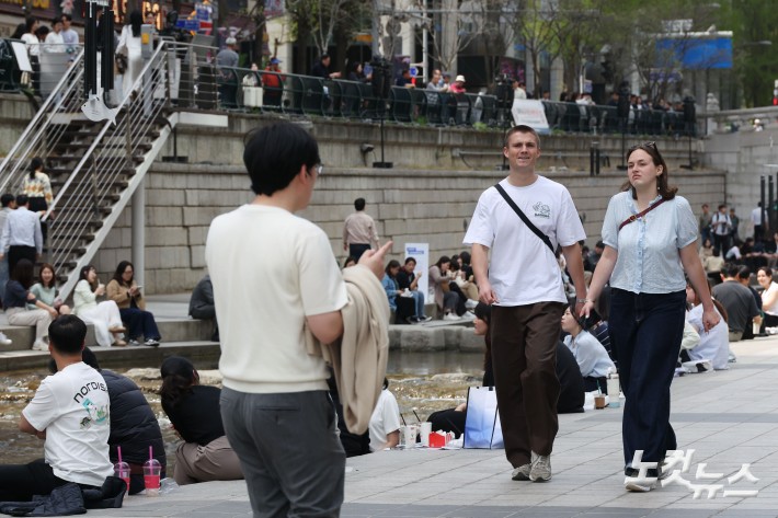 때 이른 초여름 날씨에 반팔 차림