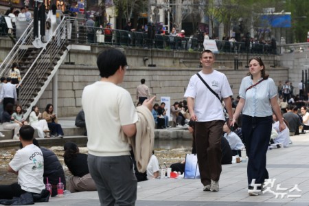 때 이른 초여름 날씨에 반팔 차림