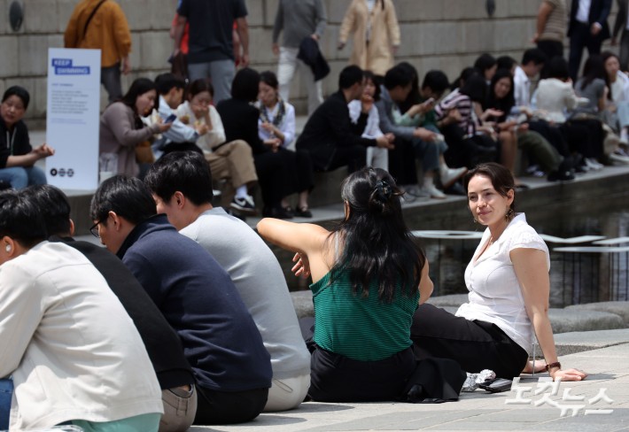 초여름 날씨에 등장한 반팔 티셔츠