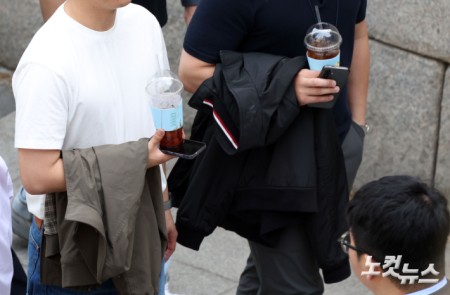 재킷 벗고 아이스아메리카노