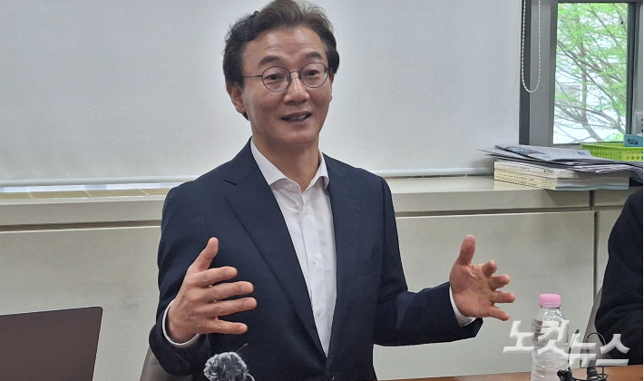 14일 오전 부산시의회 기자실에서 부산 정치부 기자들과 간담회 하는 전재수 의원. 강민정 기자