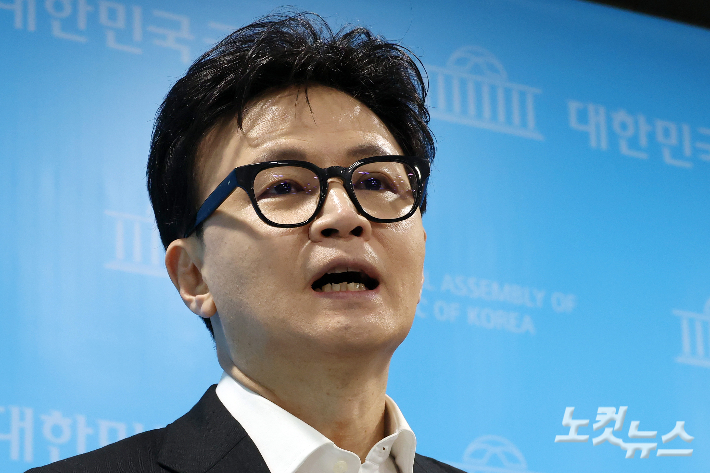 국민의힘에서 제명된 한동훈 전 대표가 29일 제명 결정과 관련해 기자회견을 마친 뒤 국회 소통관을 나서고 있다. 황진환 기자