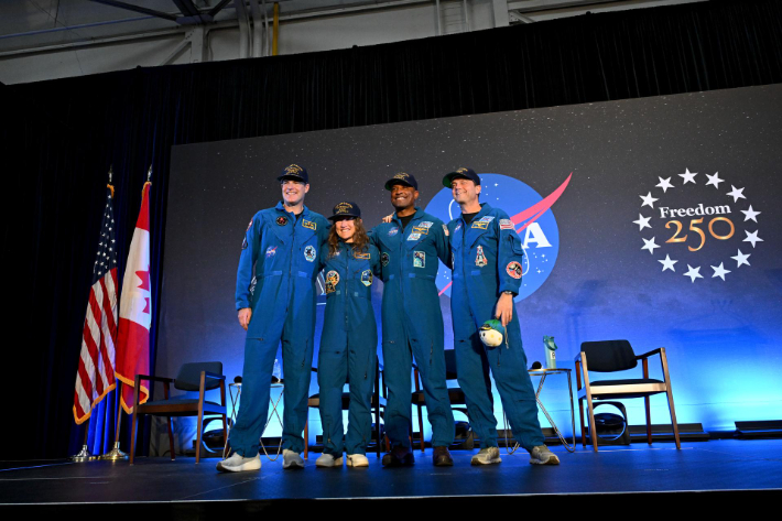 아르테미스 II 승무원들  리드 와이즈먼(오른쪽부터), 빅터 글로버, 크리스티나 코흐, 제레미 한센. NASA/헬렌 아라세 바르가스