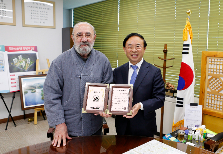 고(故) 지정환 신부와 심민 임실군수. 임실군 제공