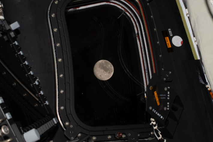 오리온 우주선 창문 나타난 달의 모습. NASA