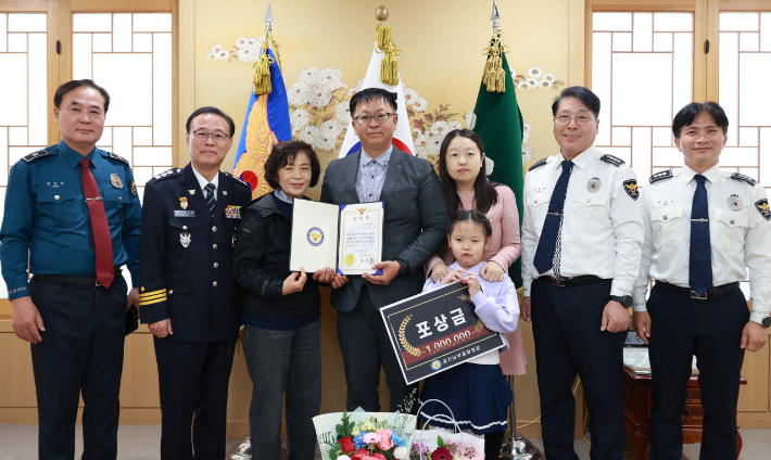 경기남부경찰청에서 표창장을 받은 문도균씨(오른쪽 네번째). 경기남부경찰청 제공