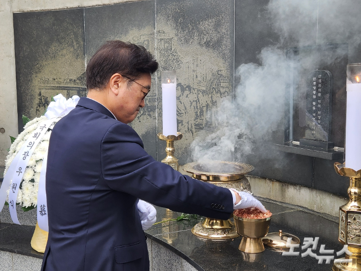 우원식 국회의장이 14일 부산민주공원을 찾아 민주 열사들을 기리며 분향하고 있다. 정혜린 기자