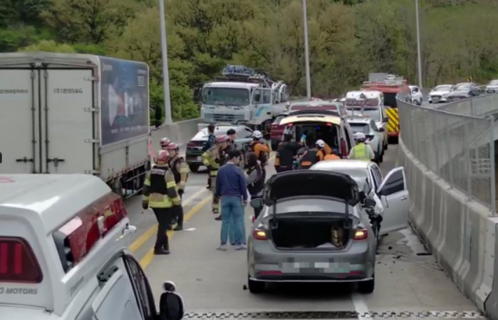 4월 14일 오전 9시 25분쯤 울산 북구 성내고가교에서 화물차와 경차가 충돌했다. 울산소방본부 제공