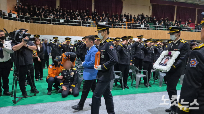 14일 오전 두 순직 소방관의 영결식이 거행된 전남 완도군 농어민문화체육센터. 영결식이 끝나고 밖으로 나가는 운구 행렬을 보며 동료 소방관이 오열하다 바닥에 주저앉았다. 한아름 기자