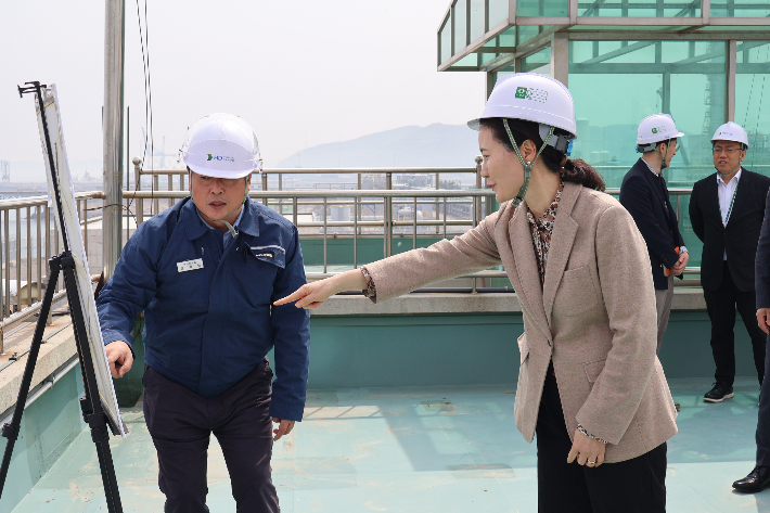 관세청 이진희(오른쪽) 통관국장이 14일 HD현대오일뱅크 대산공장을 방문해 수입 통관 현장을 점검하고 있다. 관세청 제공 