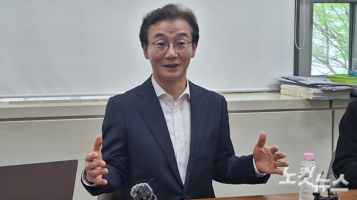 14일 오전 부산시의회 기자들과 간담회 중인 전재수 의원. 강민정 기자