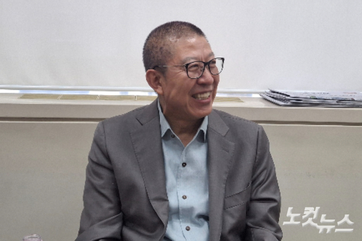 14일 부산시의회 기자들과 간담회 중 지지율 관련 발언에 활짝 웃는 박형준 시장. 강민정 기자 