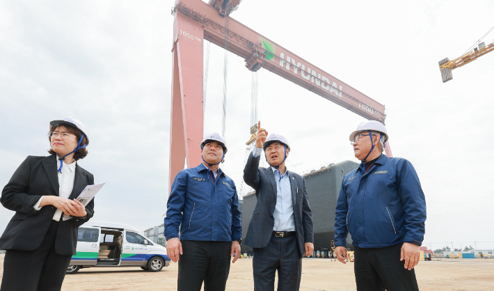 김관영 도지사가 14일 군산조선소를 방문했다. 전북도 제공