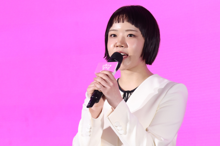 배우 김향기가 14일 서울 구로구 더세인트에서 열린 쿠팡플레이 '로맨스의 절댓값' 제작발표회에서 인사말을 하고 있다. 연합뉴스