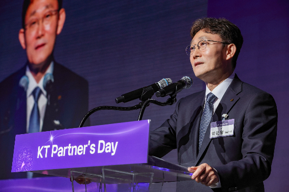 KT가 14일 서울 소피텔 앰배서더 그랜드볼룸에서 협력사와의 성과 공유와 소통을 위한 '제11회 KT 파트너스데이 2026'을 개최했다. KT 제공