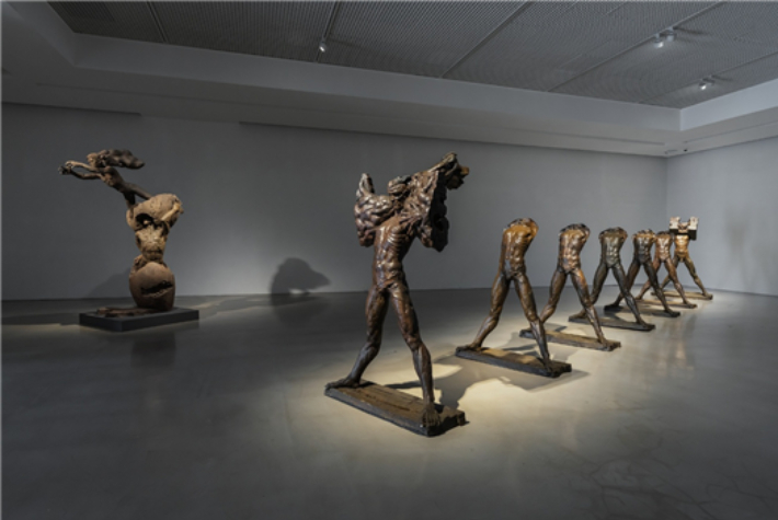 아라리오갤러리 천안에서 열리는 류인 개인전 '이중성' 전시전경. 류인 에스테이트 유족 및 아라리오갤러리 제공