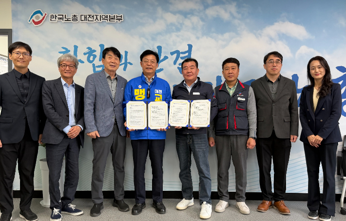 맹수석 대전시교육감 예비후보(왼쪽 네번째)와 한국노총 대전지역본부 관계자들이 협약을 체결한 후 기념촬영을 하고 있다. 선거사무소 제공
