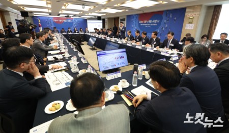 이한주 경제·인문사회연구회 이사장이 14일 오후 서울 중구 프레스센터에서 열린 기본사회위원회 출범식 및 전체회의에서 기본사회의 맥락과 추진전략 에 대해 강의하고 있다.